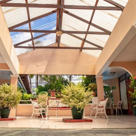 Hotel Y Cabinas El Coral Jaco Exterior photo